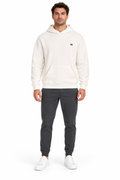 Ekru erkek kapüşonlu sweatshirt – model üzerinde ön görünüm
