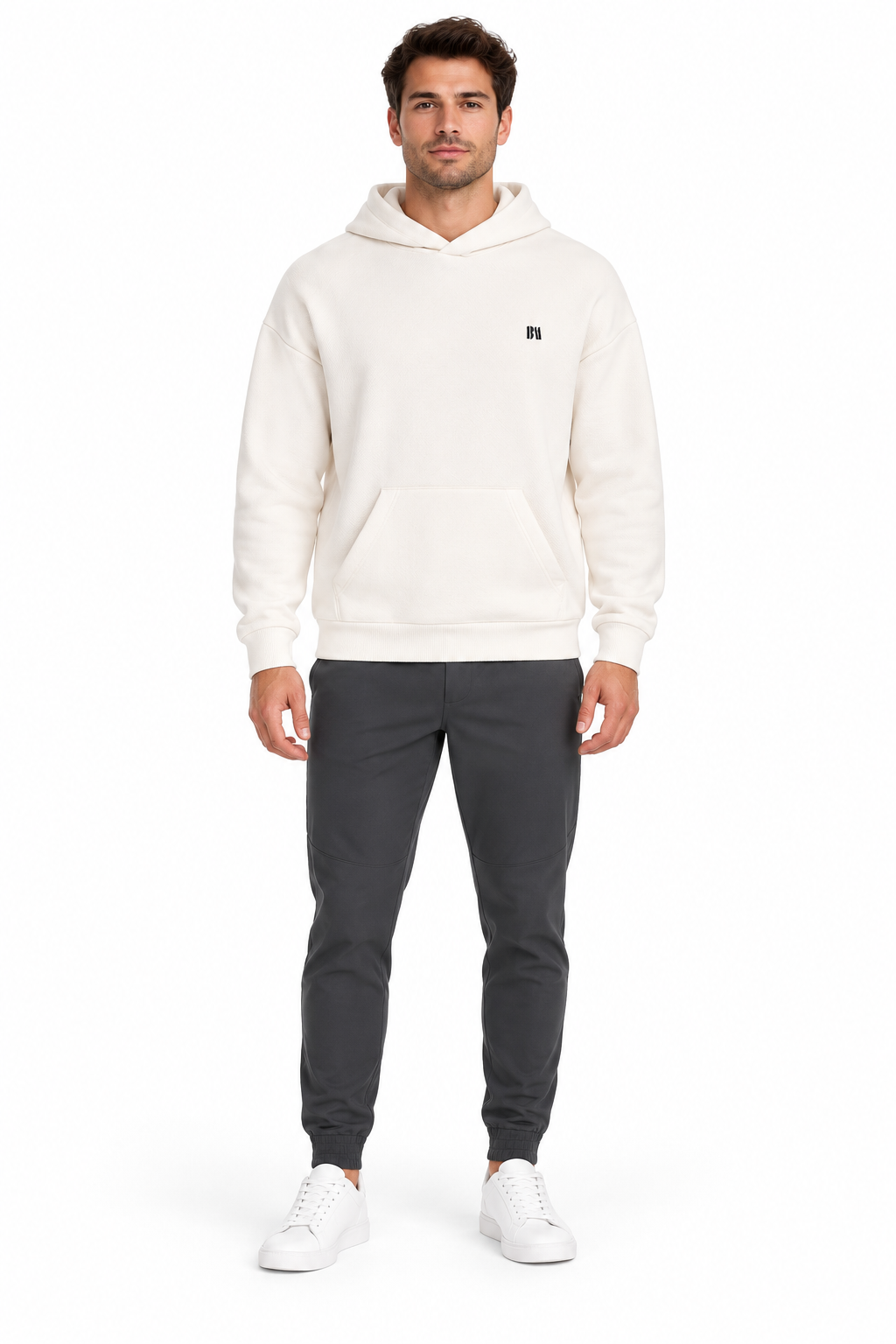 Ekru erkek kapüşonlu sweatshirt – model üzerinde ön görünüm