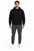 Siyah erkek kapüşonlu sweatshirt – model üzerinde ön görünüm