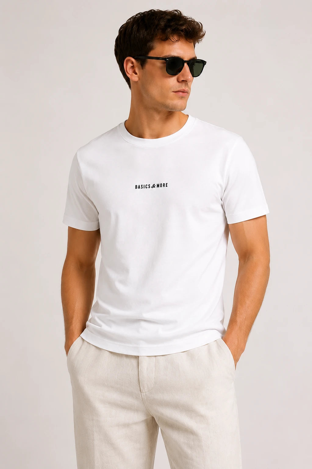 Erkek Basics T-Shirt Beyaz, manken üzerinde ön görünüm
