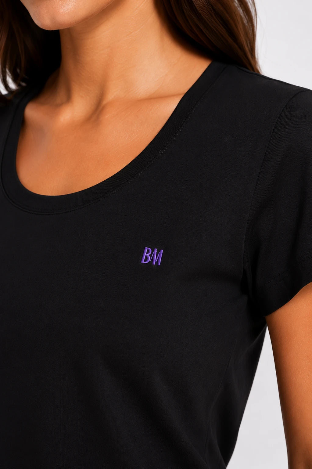 Kadın T-Shirt Açık Yaka Siyah, geniş yaka ve mor BM nakış detayı