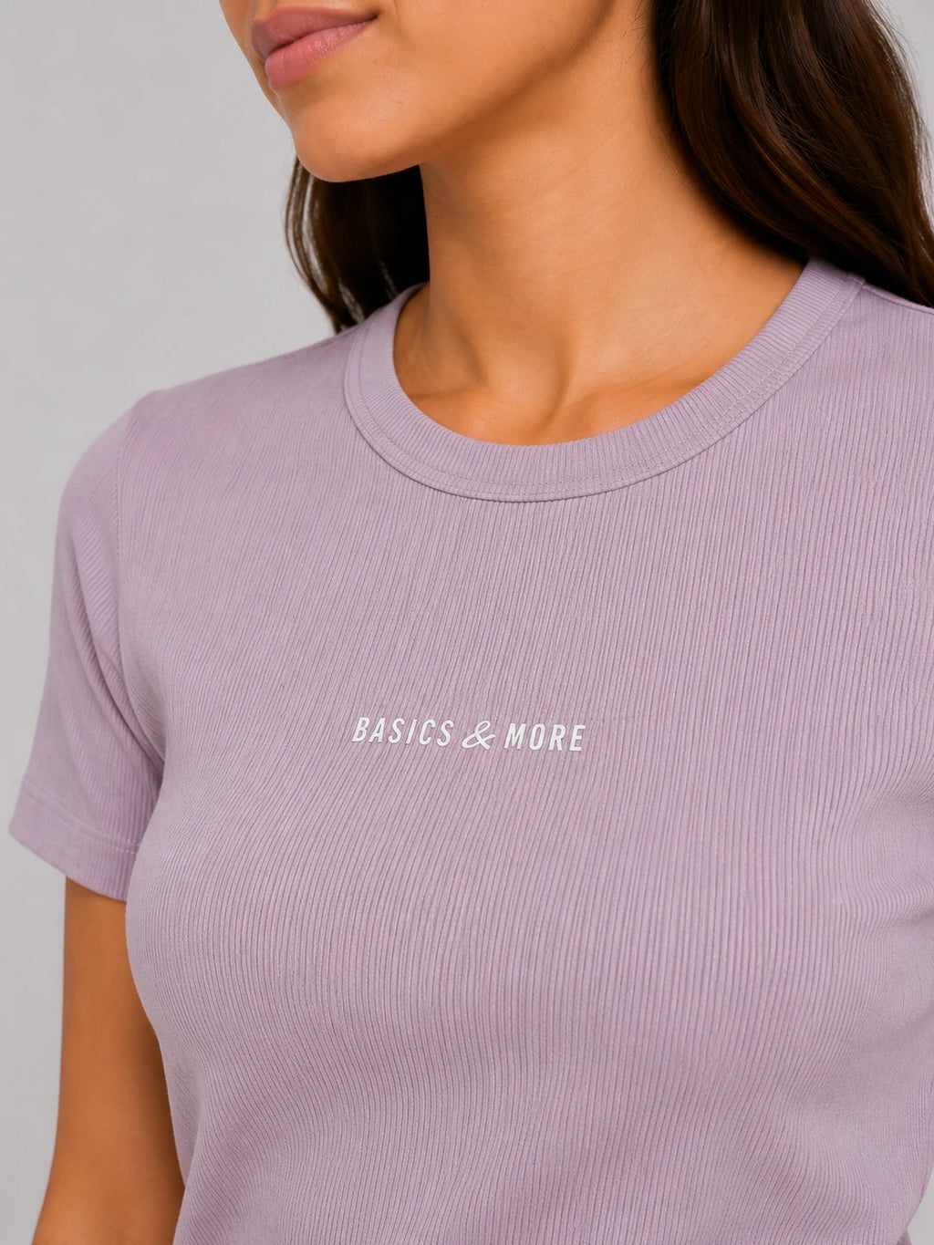 Kadın T-Shirt Lila, fitilli doku ve yaka detayı yakın çekim