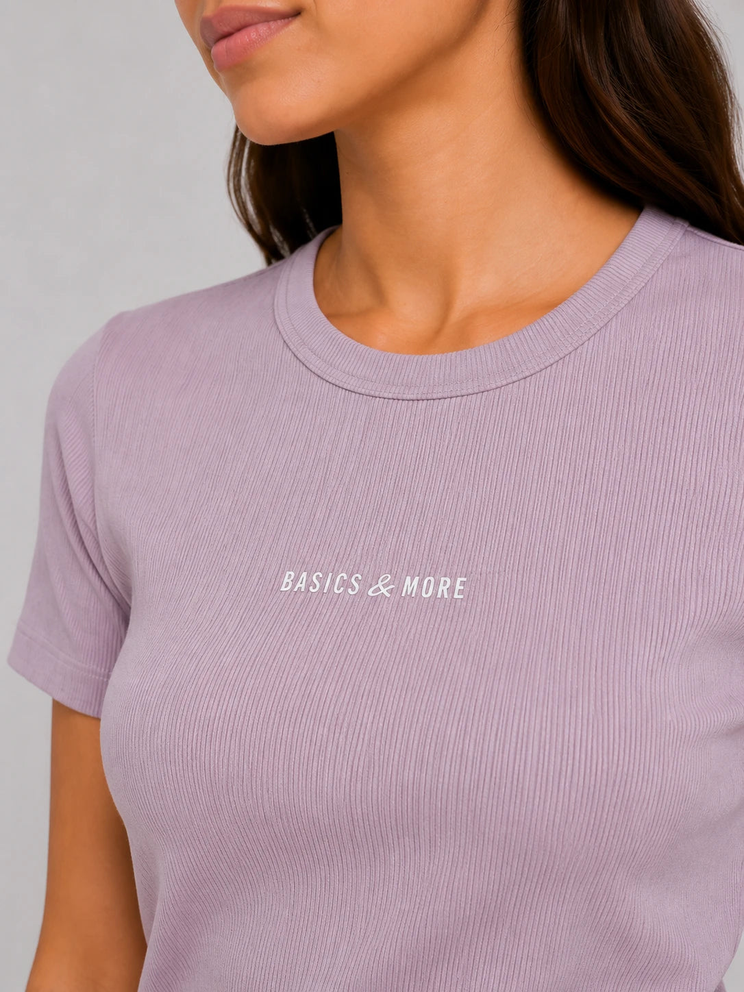 Kadın T-Shirt Lila, fitilli doku ve yaka detayı yakın çekim