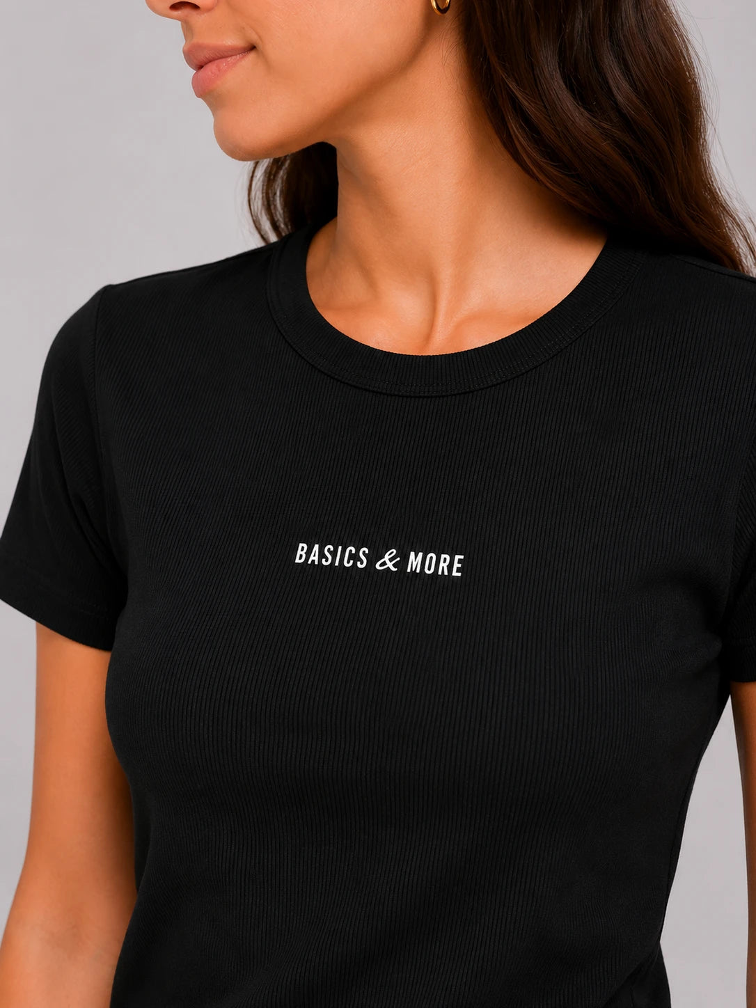 Kadın T-Shirt Siyah, fitilli doku ve yaka detayı yakın çekim